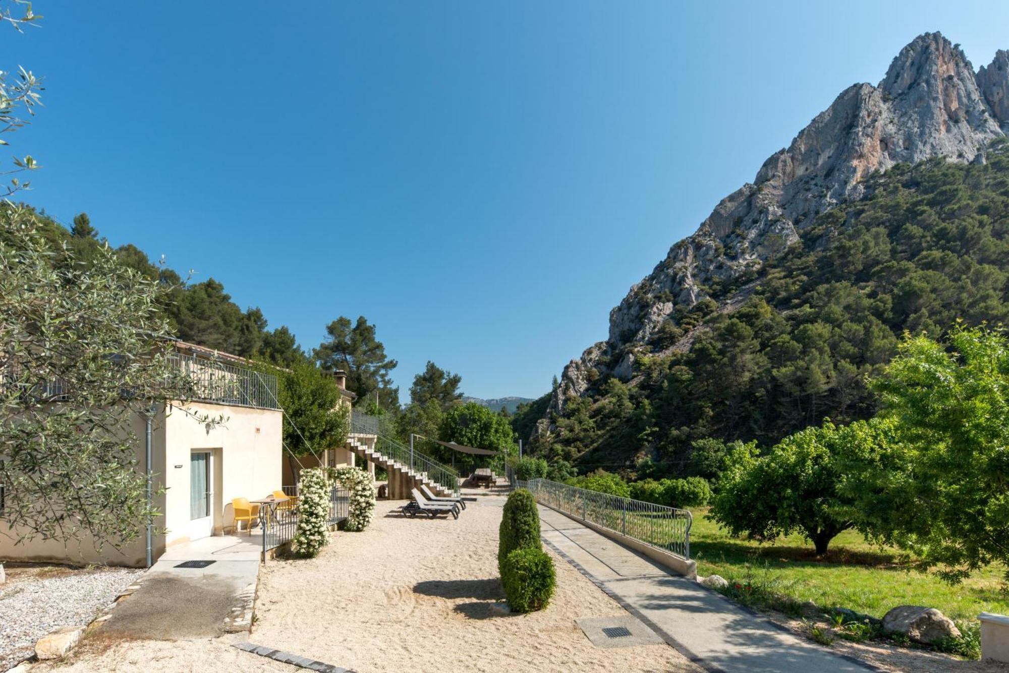 Domaine Saint Julien Hotel บุยส์-เลส์-บาโรนนีส์ ภายนอก รูปภาพ